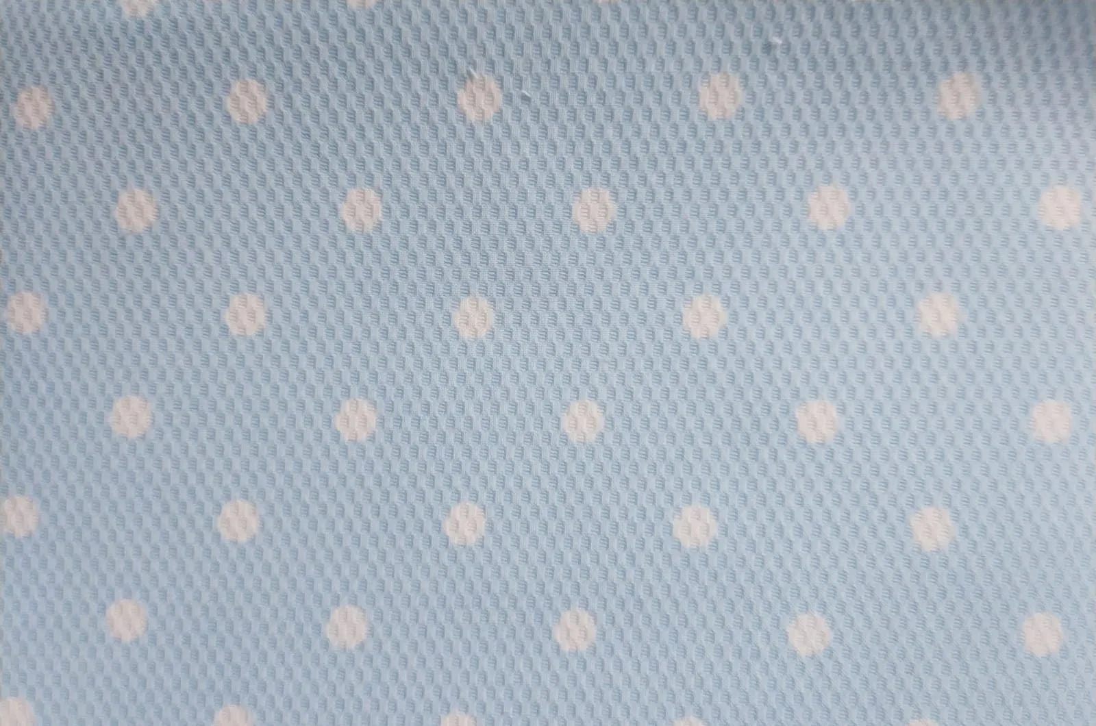 pique panal nido de abeja fondo celeste topos blancos ancho 150cm para la confeccion de ropa y complementos para bebe.