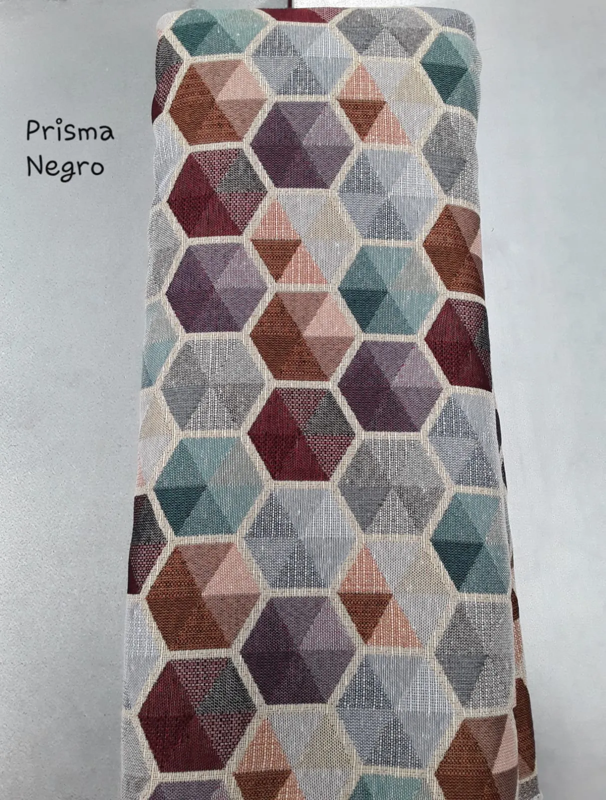 tela dibujo geo prisma negro ancho 280cm, tejido de gran resistencia para tapizar ,hacer cojines ,tapetes cortinas ,cortinon para protejer puertas exteriores,ect