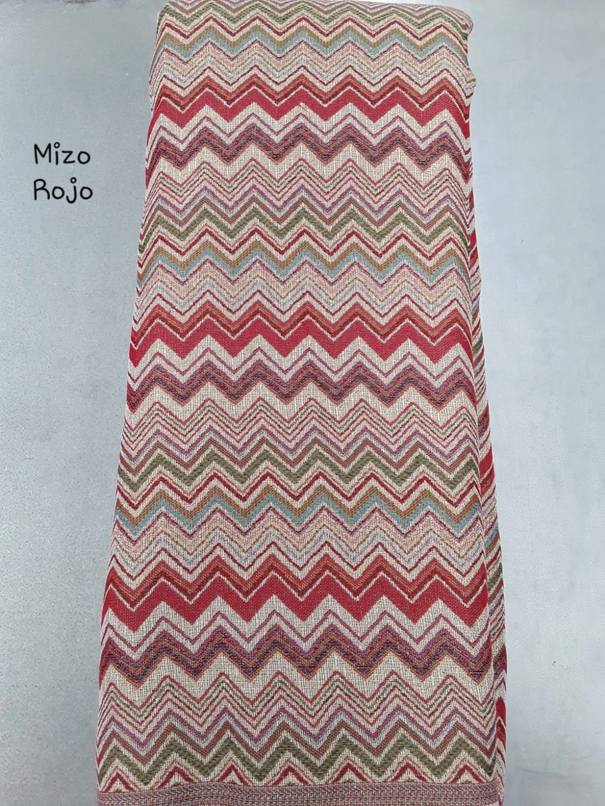 tela dibujo geometrico zigzag mizo rojo ancho 280cm, tejido de gran resistencia para tapizar ,hacer cojines ,tapetes cortinas ,cortinon para protejer puertas exteriores,ect