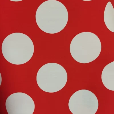 Tela de popelín 50% poliéster 50% algodón para traje de flamenca lunar blanco y rojo. Combinación perfecta de resistencia y comodidad.