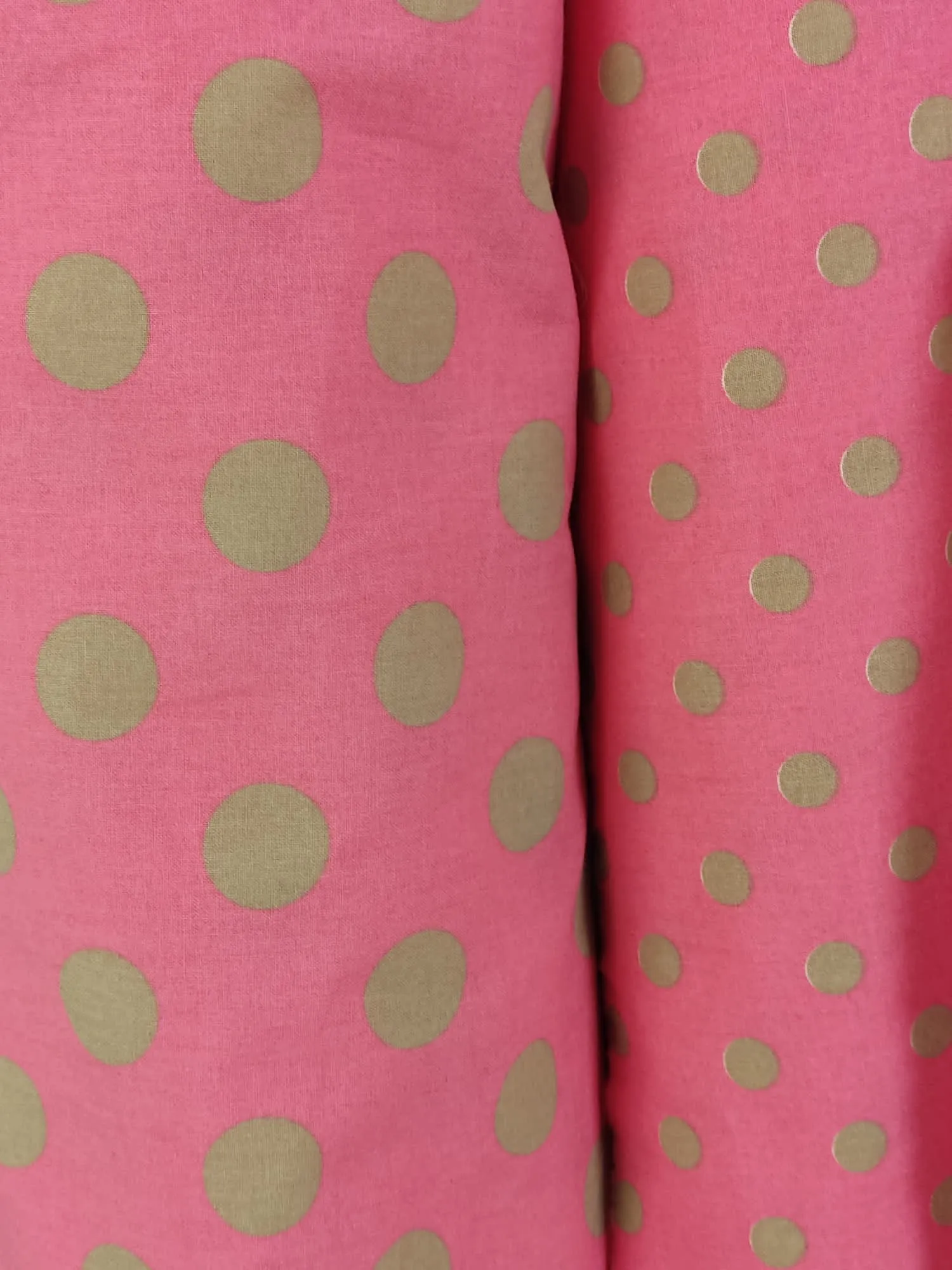 tela flamenca fondo rosa lunares