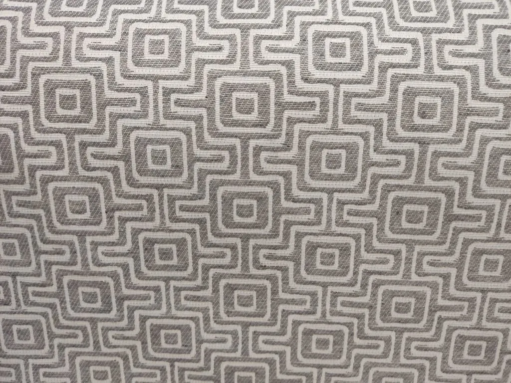 Esta tela de cortina tejida en tono gris es una excelente opción para aquellos que buscan crear un ambiente acogedor y sofisticado en su hogar u oficina. Ya sea en una sala de estar, un dormitorio o un espacio de trabajo, esta tela añadirá un toque de elegancia atemporal y una sensación de serenidad